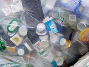 Jogurtbecher & Co.: Sack mit gesammelten Plastikverpackungen