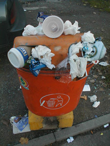 Voller Abfalleimer in der Stadt