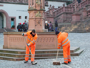 Für eine saubere Stadt: Zwei Straßenreiniger bei der Arbeit
