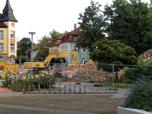 Abbruch, Abriss, Haus, Gebäude, Bagger, Baustellensicherung, Absperrgitter, Absperrzaun, Absperrung