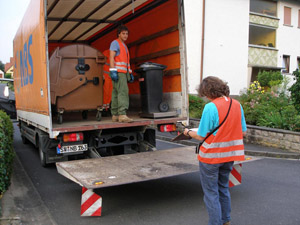 Hausmüllanalyse: Ausgewählte Mülltonnen werden gewogen und der Inhalt zur Sortierung mitgenommen