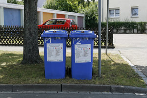 Papiertonne 240-Liter, Schwerkraftschloss, Bereitstellung zur Müllabfuhr, Straßenrand