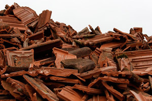 Haufen mit roten Dachziegeln