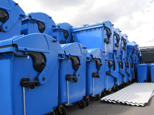 Zwischenlagerung: Neue Papiercontainer stehen zur Verteilung bereit