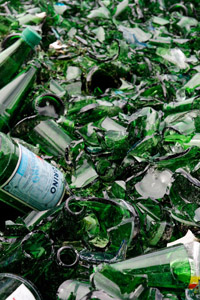 Gesammeltes Grünglas: Altglashaufen, zerbrochenes Glas, zerbrochene Flaschen