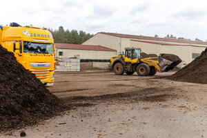 Kompostwerk, Kompostierungsfläche, Kompostmieten, Umsetzen, Radlader, LKW, Kompostierungshalle