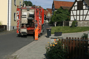 Müllabfuhr, Biotonnenabfuhr, Müllfahrzeug, Hecklader, Müllwerker, Schüttung, Leerung, Mülllaster, Müllauto