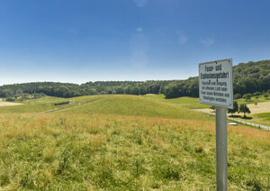 Ehemalige Hausmülldeponie, Warnschild, Hinweisschild, Feuer- und Explosionsgefahr, Deponiefläche