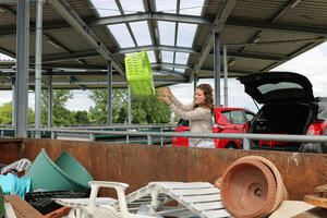 Hartkunststoffsammlung, Plastiksammlung, Wäschekorb, junge Frau, Einwurf, Einwerfen, Entsorgen, Hartplastik