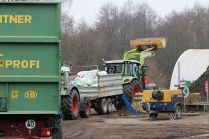 Kunststoffsammlung, Kunststofffolien, Silofolien, Plastikfolien, Agrarfolien, Erntekunststoffe, Abladen, Abkippen, Anhänger, Traktor, Landwirtschaft