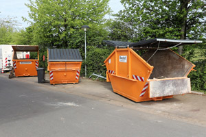 Wertstoffhof, Bauschuttcontainer, Wertstoffcontainer für Aluminium, gedeckelte Mulde