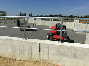 Bau eines Wertstoffhofs, Baustelle, Bauarbeiten, Baumaschine, Betonwand, Betonwände, Schutzgitter