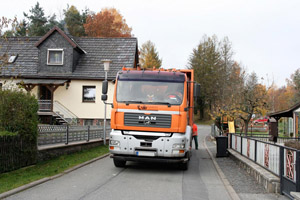 Oranges Müllfahrzeug: Hecklader, Wohnsiedlung, Einfamilienhaus, Einfamilienhäuser, Müllwerker