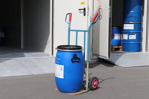 Spannringfass, Spannringfässer, Sackkarre, Problemabfallzwischenlager, Problemmüllzwischenlager, Sondermülllager