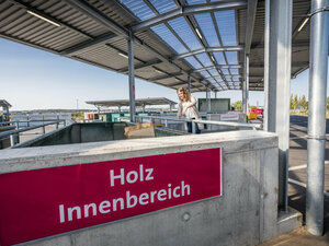 Wertstoffhof, Wertstoffcontainer, Altholz, Holzschränkchen, Möbel, Einwurf, Einwerfen, Frau, Containerbucht, Hinweisschild Holz Innenbereich