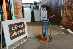 Kühlgeräte, Gefriergeräte, Gefriertruhen, Kühlschränke, Sammelcontainer, Abrollcontainer, Hinweisschild, Beschilderung, Sackkarre, Elektroaltgeräte
