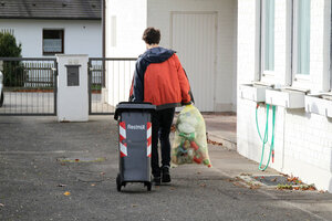 Restabfalltonne, Gelber Sack, Bereitstellung zur Müllabfuhr, Mann