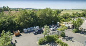 Wertstoffsammelstelle, Glascontainer, Metallcontainer, Dosencontainer, Bauschuttcontainer, Kleidercontainer, Anlieferung, Luftbild, Luftaufnahme