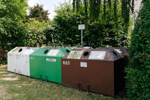 Glascontainer im Grünen: Grünglascontainer, Braunglascontainer, Weißglascontainer, Hinweisschild, Einwurfzeiten