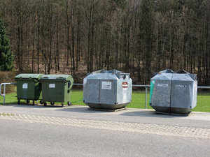 Öffentlicher Containerstandort, Waldrand, Grünglascontainer, Braunglascontainer, grüner Dosencontainer