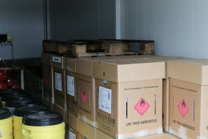 Problemabfallzwischenlager, Problemmüllzwischenlager, Sonderabfallzwischenlager, Fässer, Kartons für Aerosole