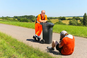 Fotoshooting, Fotoaufnahmen, Fotograf, Müllwerker, orange Arbeitskleidung, Sicherheitskleidung, Restabfalltonne MGB 120 Liter