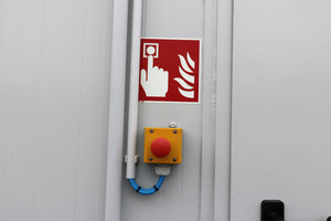 Not-aus-Schalter an einem Problemabfalllager, Hinweisschild, Sicherheit