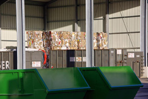 Gewerbe-Wertstoffzentrum für die heimische Wirtschaft: Gepresste Papierballen und Sammelcontainer