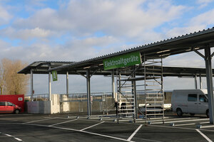 Neubau Wertstoffhof, Überdachung, Stellplätze, Stellplatz für Container, Hinweisschild, Containerschienen, fahrbares Gerüst