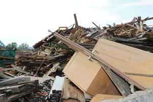 Altholzhaufen, Holztüren, Holzmöbel, Holzschränke, Holzbretter, Holzpaletten