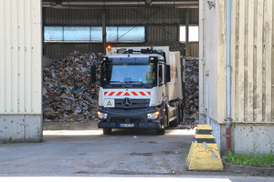 Abfallberatung Unterfranken » BildDb » Oranges Hecklader-Müllfahrzeug,  Mülllaster, Müllauto
