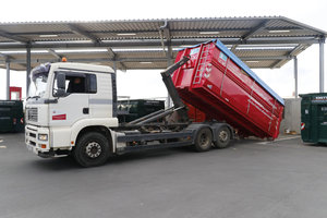 Wertstoffhof, Abrollcontainer, Containerfahrzeug, Container-Lkw, Hoffahrzeug, Lifter, Hakenlift, Aufziehen, Aufnahme Container