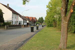 Abfuhr Gelbe Tonnen, 240-Liter-MGB, Bereitstellung, Abfuhrtag, Gehsteigrand, Fußgängerweg