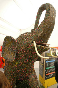 Recycling einmal anders: Elektroschrott-Elefant auf dem Stand der Abfallberatung auf einer Messe
