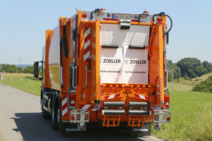 Oranges Müllfahrzeug, Hecklader, Schüttung, Mülllaster, Müllauto