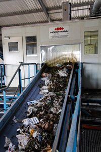 Im Kompostwerk: Der Biomüll läuft über ein Förderband zur Sortierkabine