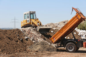 Bauschuttdeponie, Abladen, Abkippen von Bauschutt, Raupe, LKW