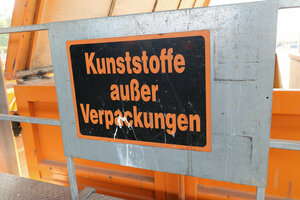 Hinweisschild, Hinweistafel, Kunststoffe außer Verpackungen, Wertstoffhof, Wertstoffcontainer, Geländer