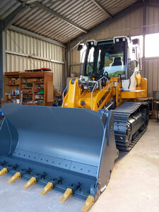 Fabrikneue Raupe, Bauschuttdeponie, Halle