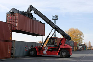 Umschlag von Transport-ISO-Containern: Großraumcontainer, Containerstapler, 40-Fuß-ISO-Container