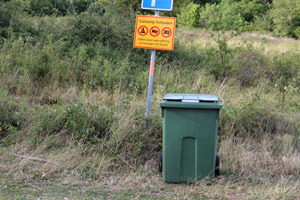 Grüne Restabfalltonne, Parkplatz, Naturreservat Segersgärde, Schweden, Sverige
