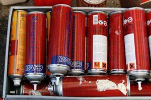 An der Problemmüllsammelstelle: Behälter mit Montageschaumdosen (PU-Schaum, Polyurethan)