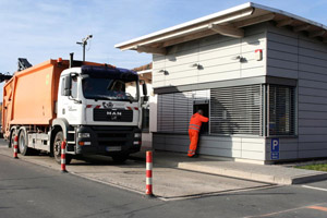 Hecklader, oranges Müllfahrzeug, Waage, Umladestation, Kontrolle, Videoüberwachung, Müllanlieferung, Verwaltungsgebäude