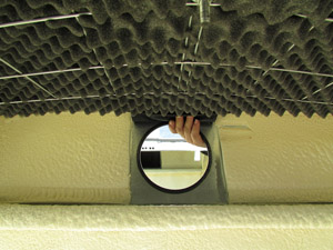 Innenleben moderner Glascontainer: Lärmschutz, Dämmmatten, ausgeschäumte Wände, Einwurföffnung