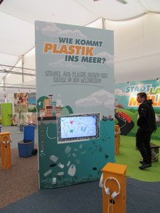 Messestand, Messebesucher, Stellwand, audiovisuelle Medien
