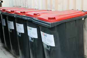 Batteriesammlung, Batteriesammeltonnen, roter Deckel