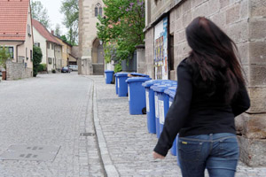 Heute ist Müllabfuhr: Blaue Papiertonnen warten auf dem Gehsteig auf die Leerung