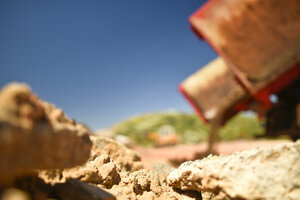 Bauschuttdeponie, Container-LKW, Lastkraftwagen, Anlieferung, Anlieferverkehr, Abkippen, Abladen, Entladen, Laderaupe