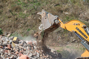 Bauschuttdeponie, Einbau von Bauschutt, Einschieben, Raupe