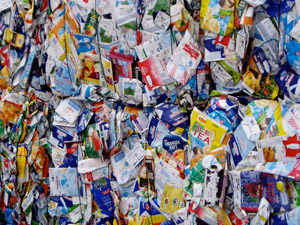 Bereit zur Verwertung: Gepresste Ballen von Kartonverpackungen (Tetra Pak)